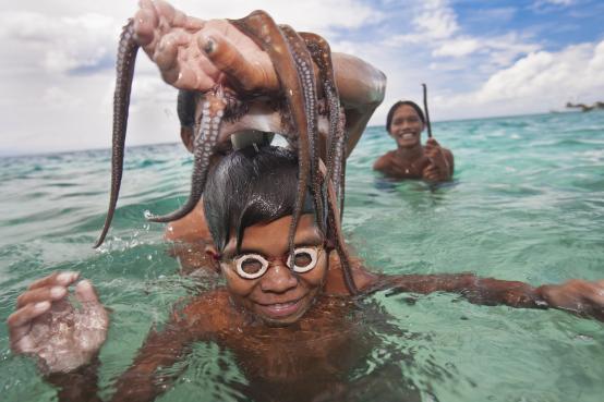 WALKING UNDER WATER | dir. Eliza Kubarska