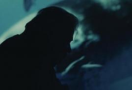 „TO NIE JEST FILM O CHOROBIE, ALE O CZŁOWIEKU W DRODZE. O TYM, CO RODZI SIĘ W CISZY MIĘDZY SŁOWAMI” – MICHAŁ HYTROŚ O „PIEŚNI WIELORYBA” [GAZETA KRAKOWSKA]